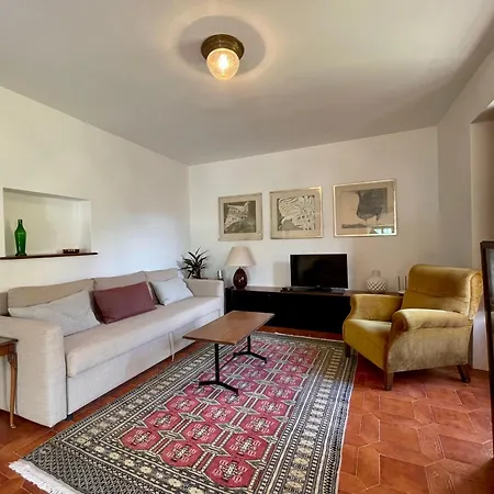 Apartment Lovenest: Romantic Overlooking The