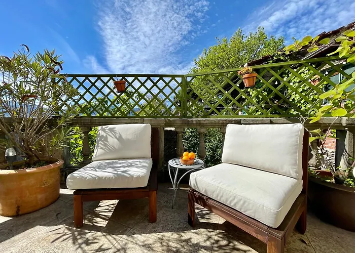 Lovenest: Romantic Overlooking The Apartment